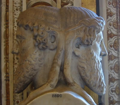 Statua del dio romano Giano bifronte, idealmente presente nel mito della fondazione di Roma