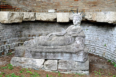 Statua di Attis nel campo della Grande Madre a Ostia-RM