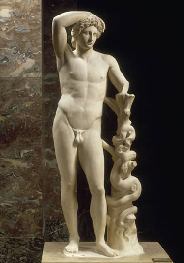 Una statua di Apollo Likayos al museo del Louvre di Parigi