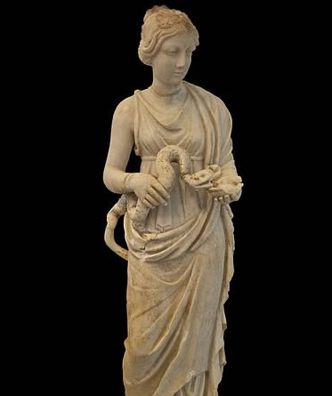 Statua della dea Hygieia, detta anche Bona Dea, che nutre un serpente
