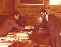 Il professore Giuseppe Bonomo stringe la mano a Salvatore La Grassa in occasione dei suoi esami di laurea.