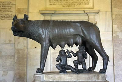 Statua dei Musei Capitolini a Roma con lupa mitica che allatta Romolo e Remo